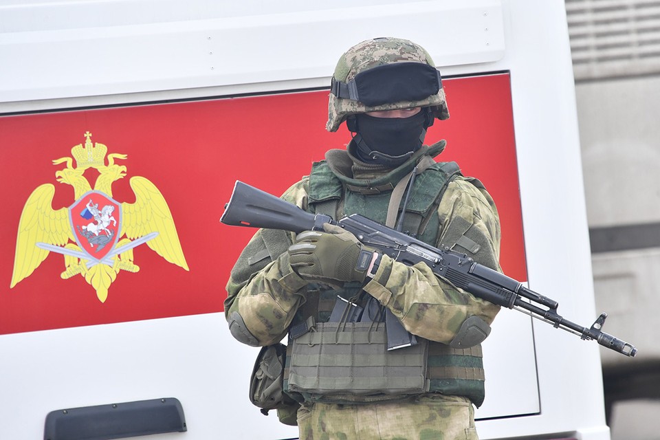 Росгвардейцы показали зачистку местности от украинских диверсантов