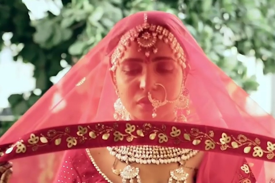 В Индии молодая девушка официально вышла замуж за саму себя