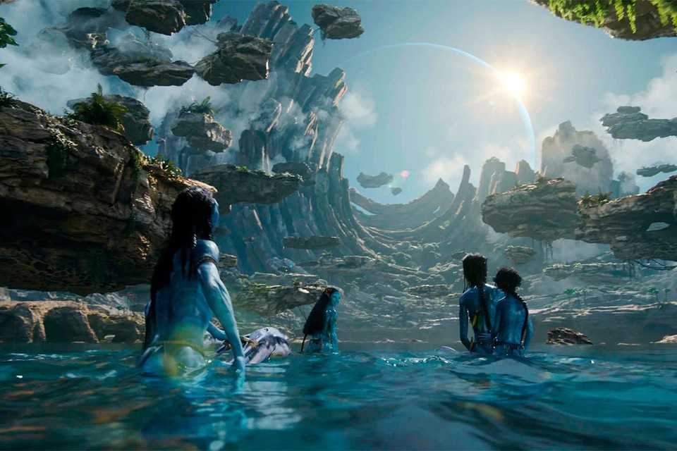Джеймс Кэмерон год работал над сценарием второй части «Аватара», но затем отправил его в корзину. Сиквел назывался «Путь воды»