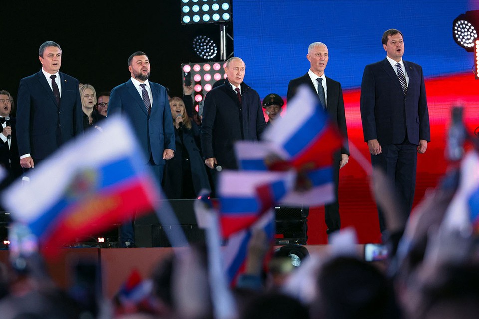 Добро пожаловать домой: Путин спел гимн страны, а Шаман ставшую хитом песню Встанем на Красной площади