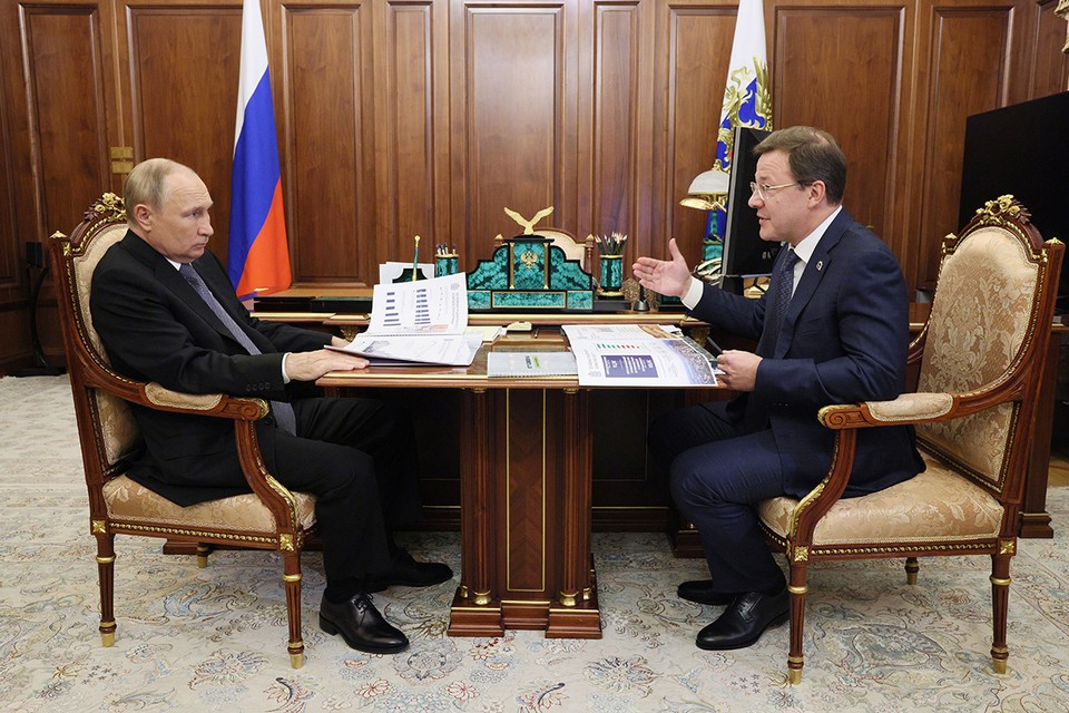 На первом фото она еще беременна: Путин восхитился альбомом с женами героев российской спецоперации