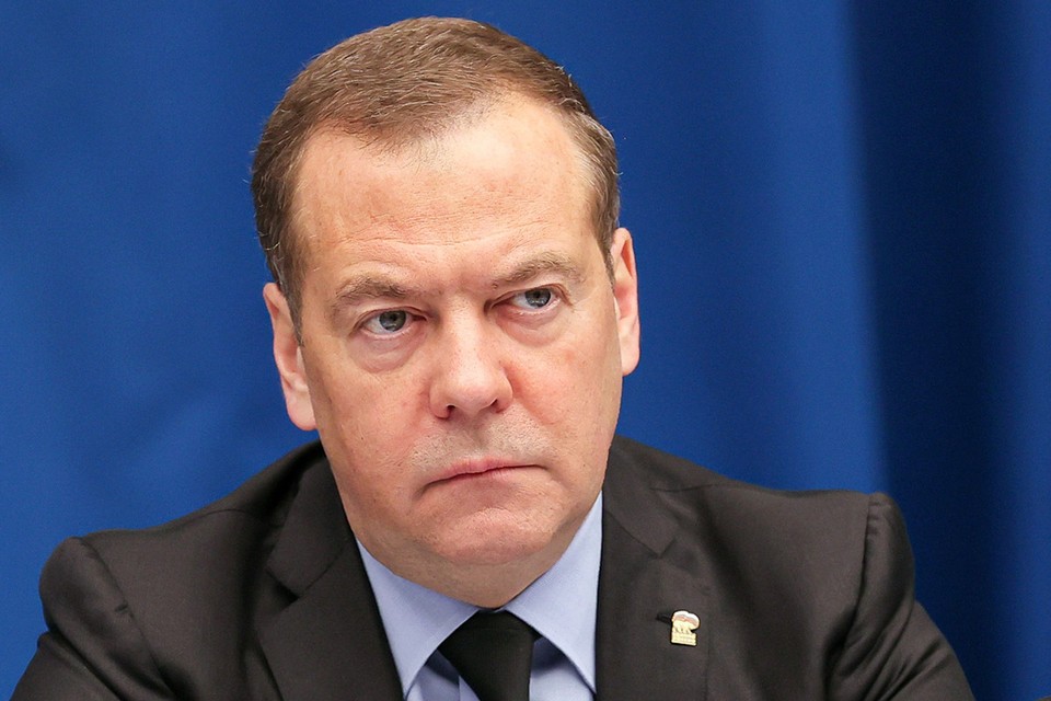 Дмитрий Медведев предлагает вспомнить Великую Отечественную и подумать над возвращением смертной казни
