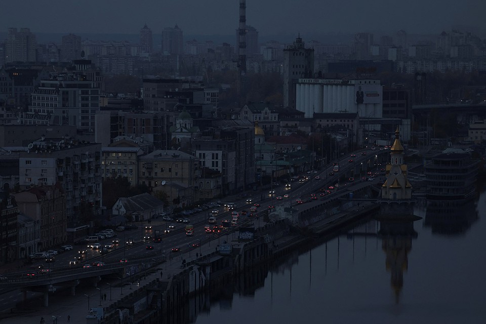 Оставшимся без света украинцам издевательски предложили использовать темноту для повышения рождаемости
