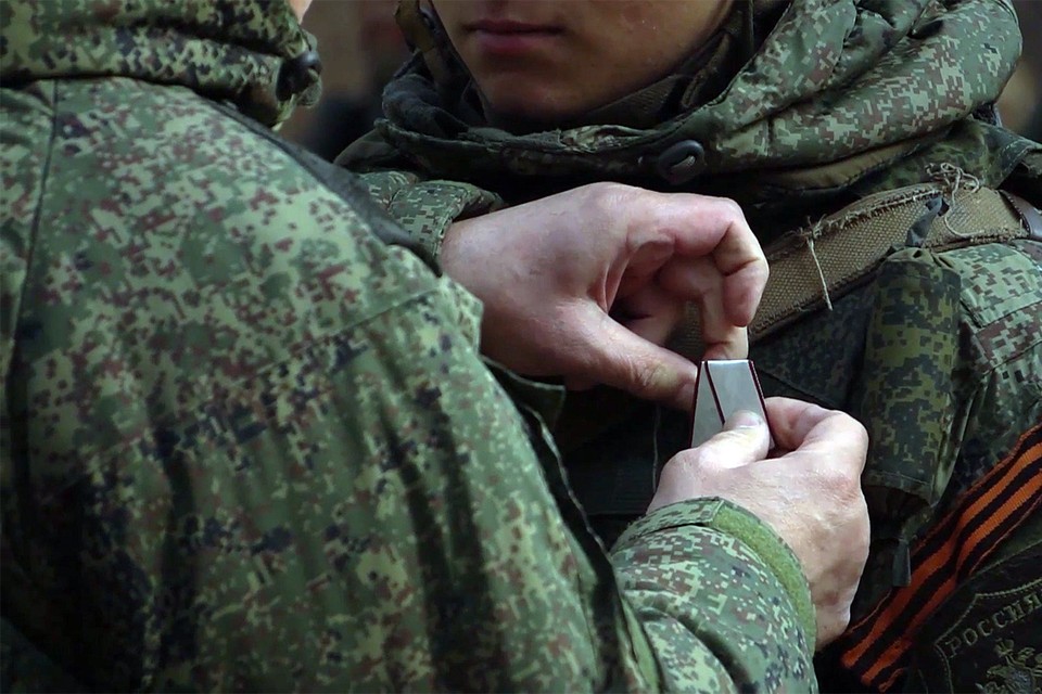 Видео награждения отличившихся на спецоперации военнослужащих Западного военного округа опубликовало Минобороны России