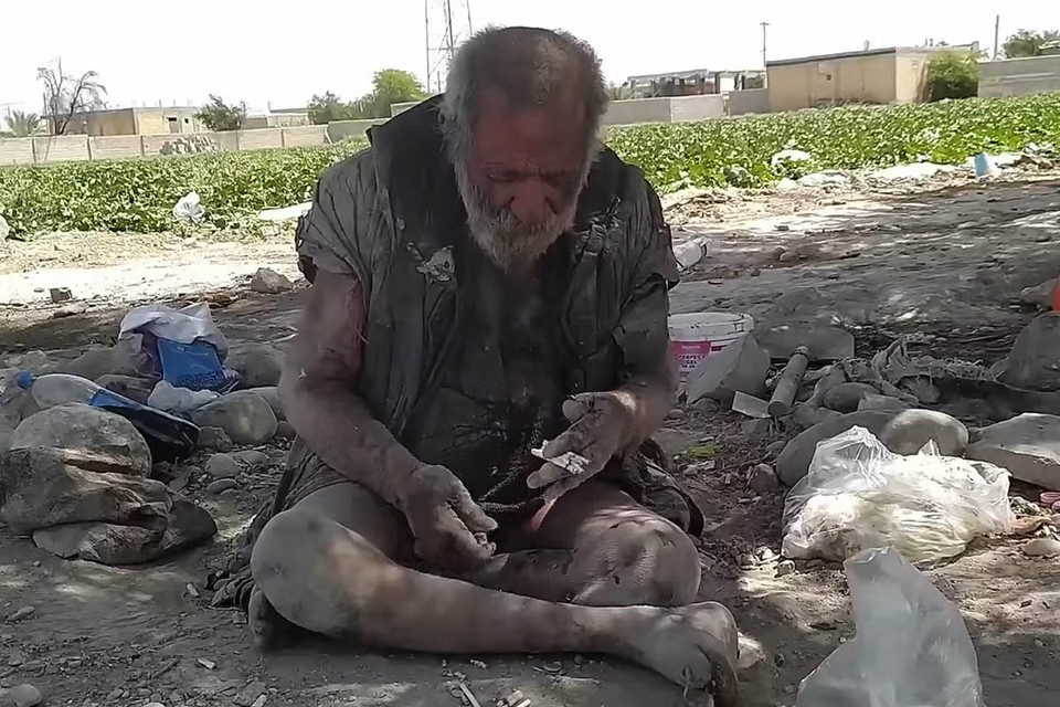 Самый грязный человек в мире умер после того, как его впервые заставили помыться