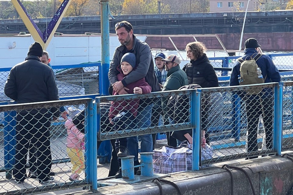 В Херсоне снимают флаги чтобы не достались врагу: вся правда об отводе российских войск на левый берег Днепра