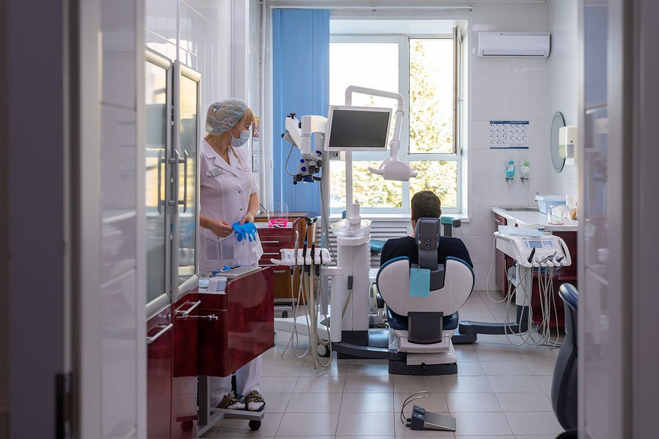 Как вылечить зубы бесплатно: что сейчас входит в стоматологию по ОМС
