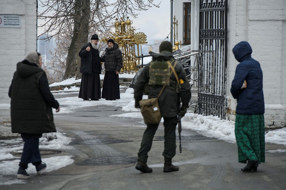 Зеленский чинит расправу над православной церковью Украины: Судьбы людей подвешены на ниточках