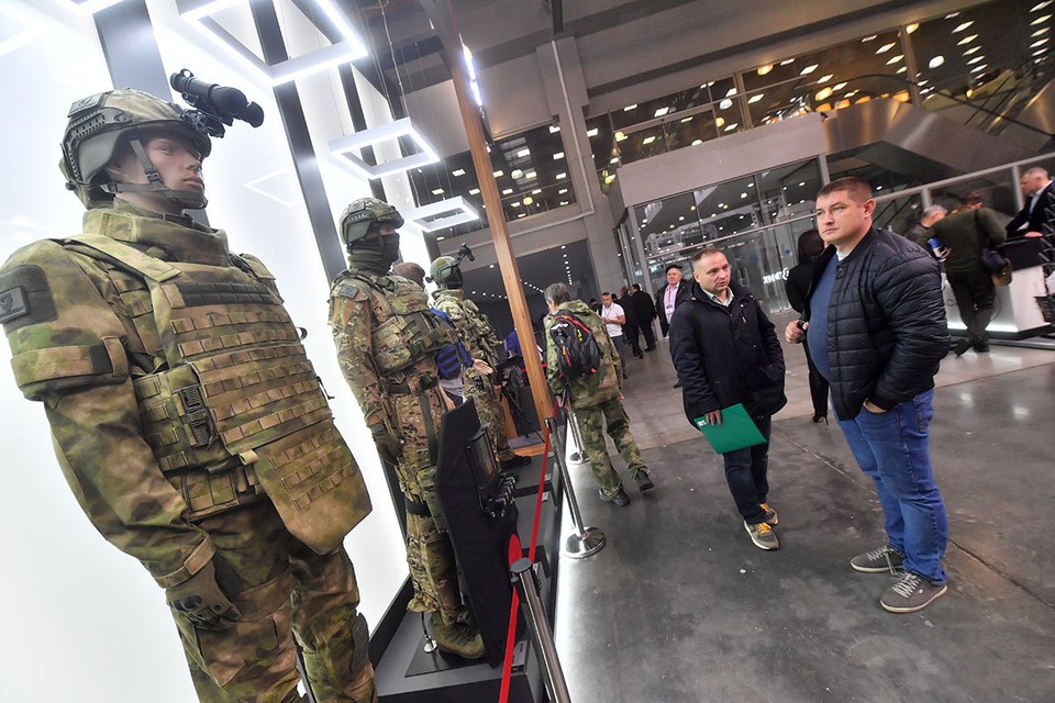 От бизнесменов до дизайнеров звезд: Россия поднялась с печи, чтобы помочь своим солдатам