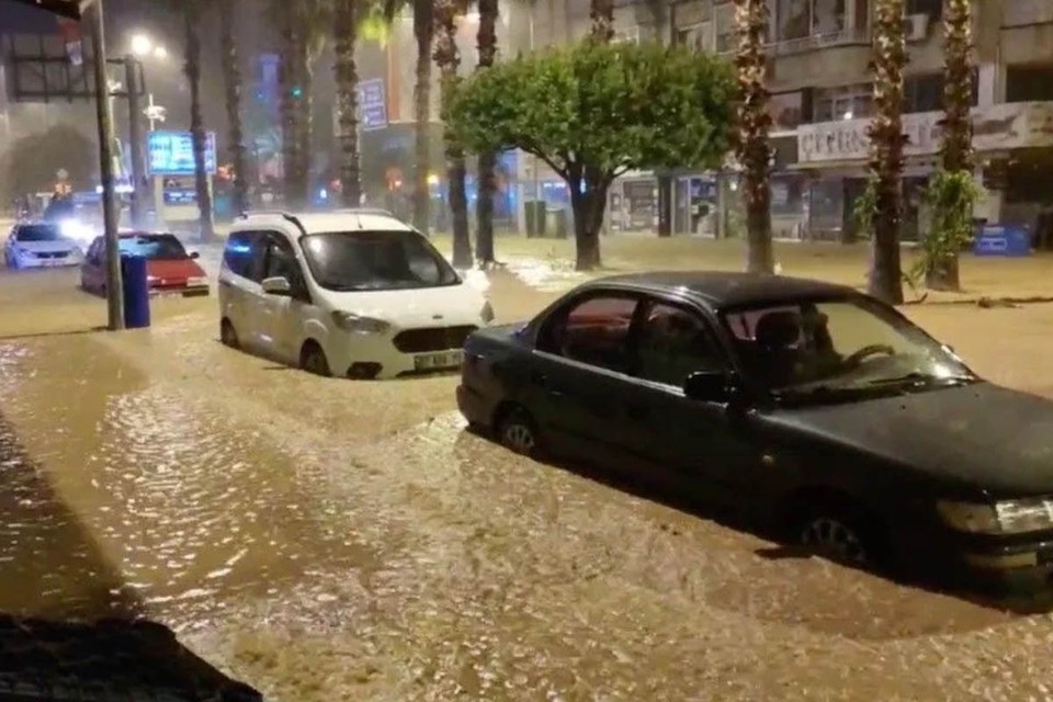 В туристической Анталье произошло сильнейшее за полвека наводнение