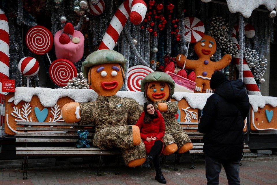 Тьма и коварство на Рождество: жители Киева отнимают друг у друга остатки тепла и света