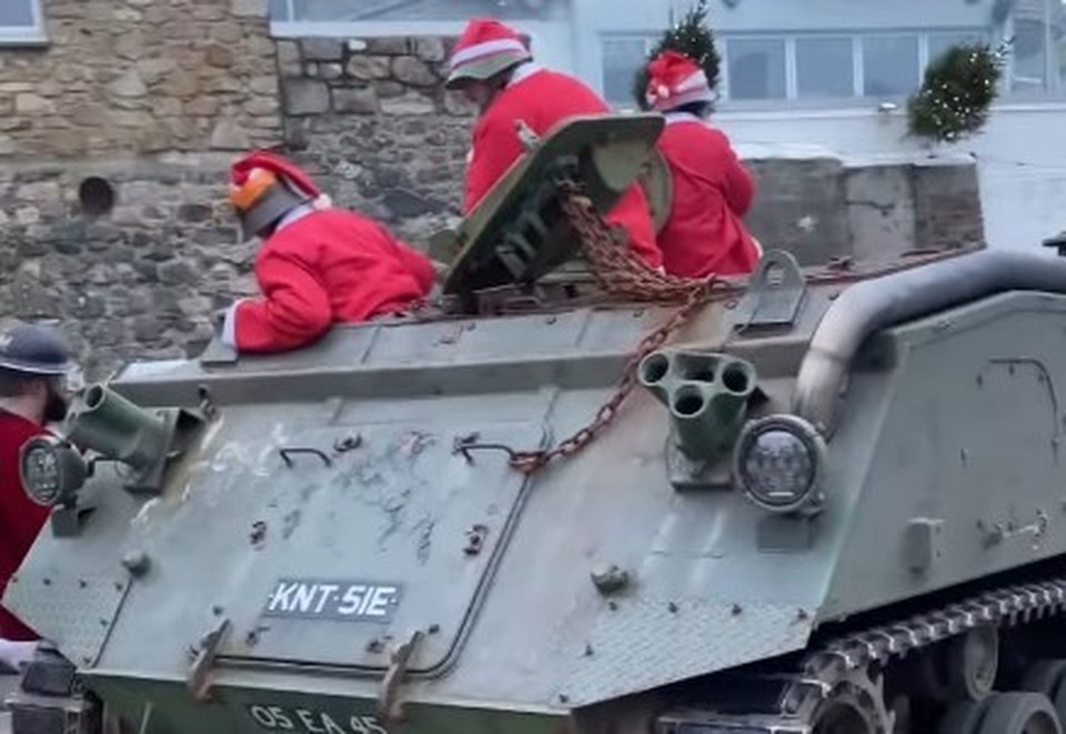 В Великобритании пьяные Санта-Клаусы устроили необычное ДТП