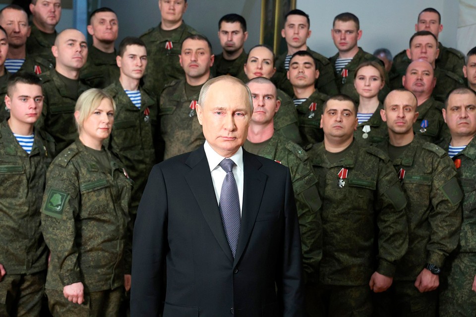 В Кремле ответили, кто стоял за спиной Путина во время новогодней речи