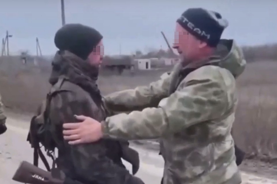 В слезах бросился к нему, пошатываясь от чувств: Отец проехал тысячу километров, чтобы привезти подарок мобилизованному сыну в зону СВО