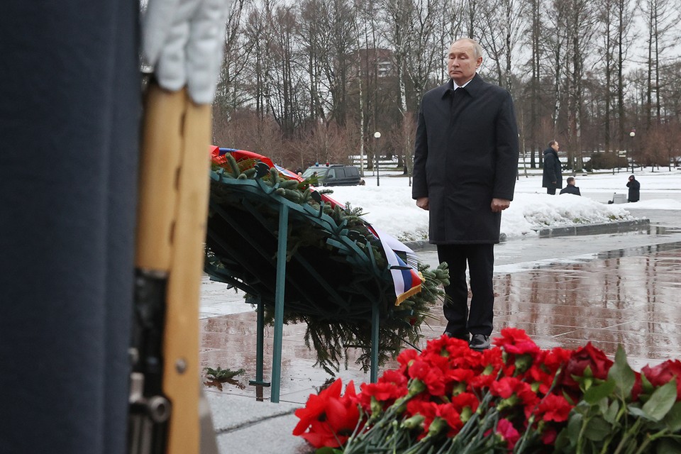 Владимир Путин посетил могилу брата на кладбище в Санкт-Петербурге
