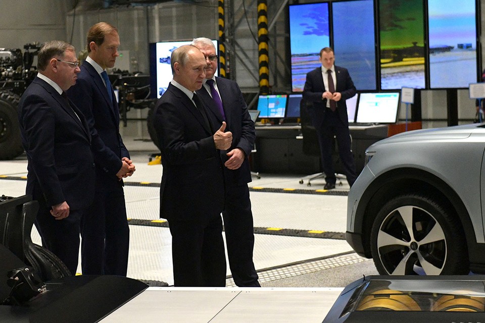 Владимир Путин осмотрел и одобрил: что известно о новом российском электромобиле Е-Neva, который понравился президенту