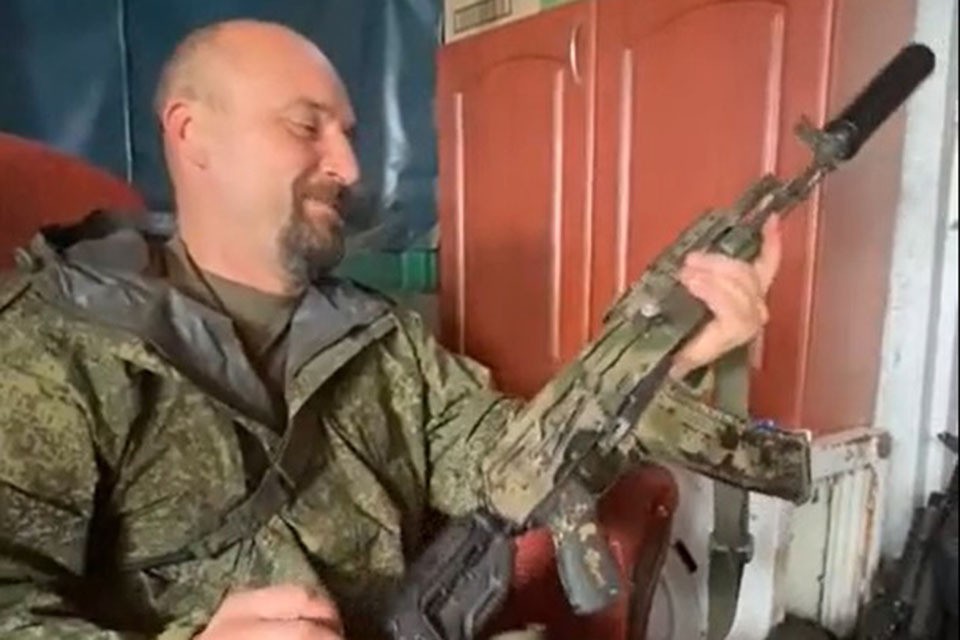 Разведчик раскрыл правду про опасность личных авто и смартфонов у солдат на передовой: Телефон будет прибит гвоздем к дереву