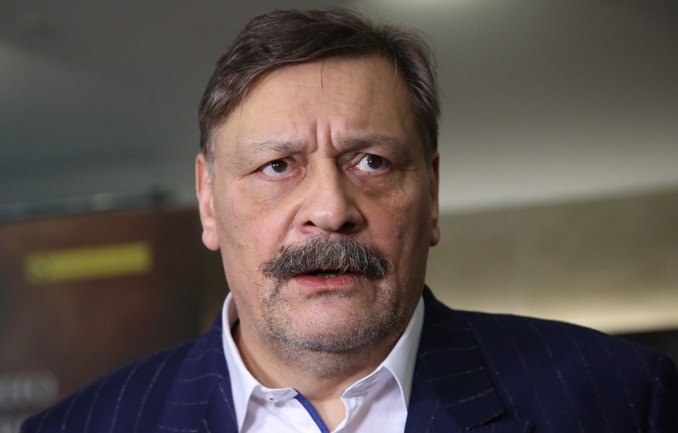В адрес режиссера сыпались угрозы: что будет с фильмом 12 стульев после увольнения Дмитрия Назарова