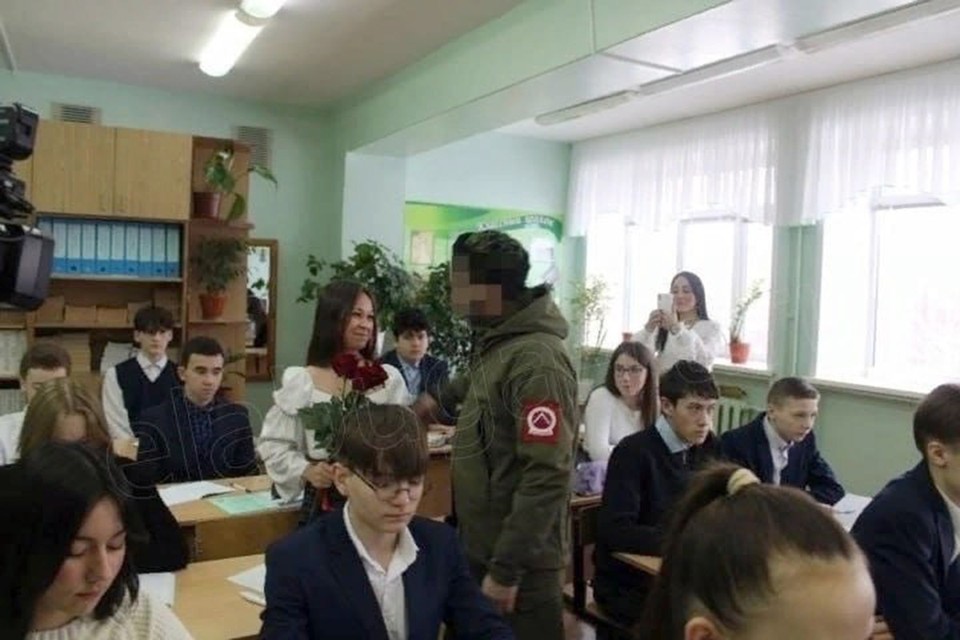 Участник СВО вручил школьнице букет цветов за письмо-талисман