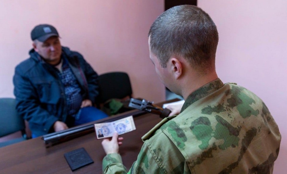 Украинцы стали в массовом порядке сдавать оружие