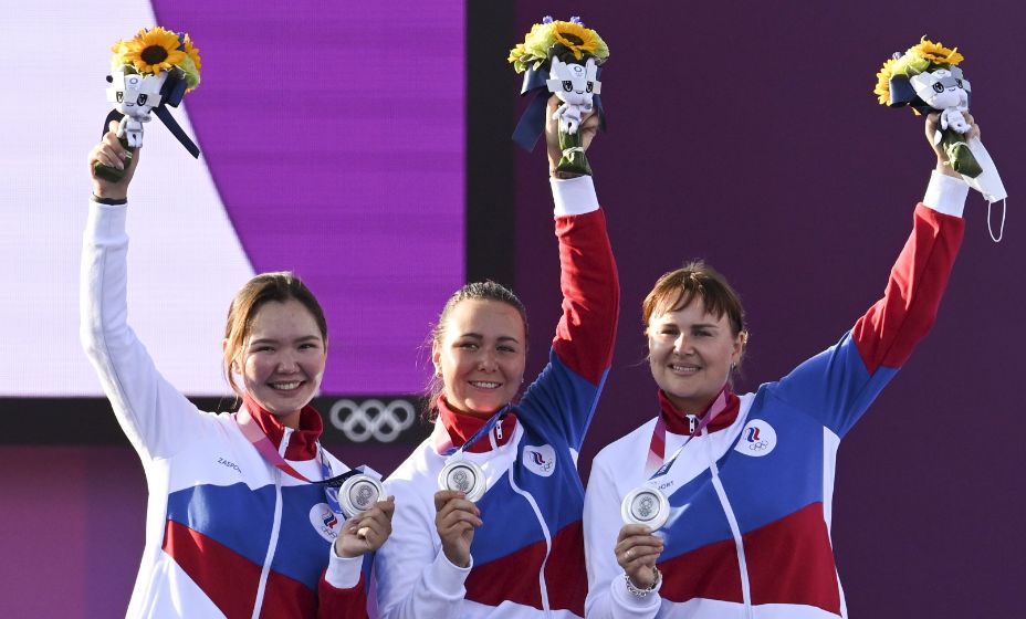 Лучница Светлана Гомбоева и ее подруги по команде завоевали серебро Токио-2020. Фото: Reuters