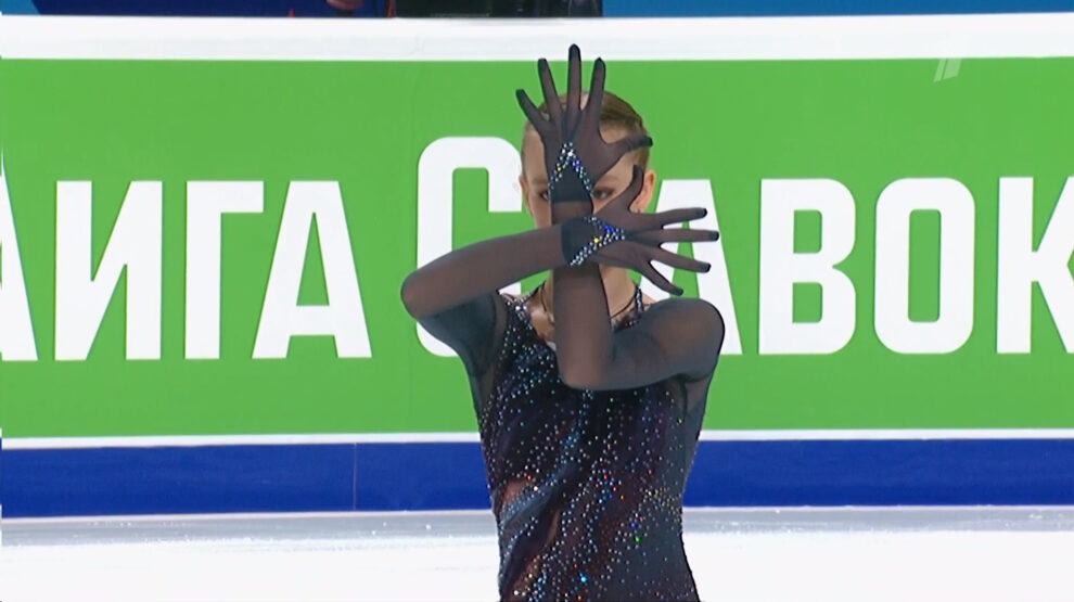 Фигуристки валиева щербакова и трусова. Произвольная программа женщины прямой эфир. Олимпийские игры 2022 фигурное катание камила валиева. Горячий лёд фигурное катание. Алена косторная 2020.