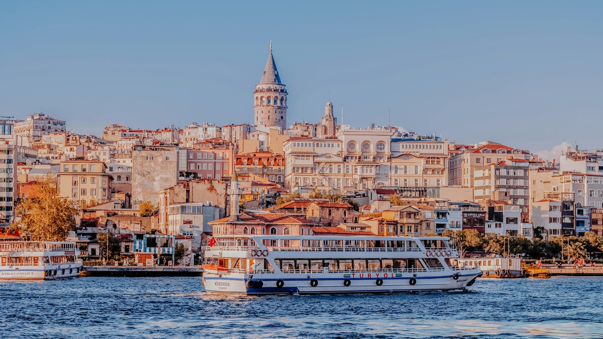 Галатская башня и Босфор в Стамбуле