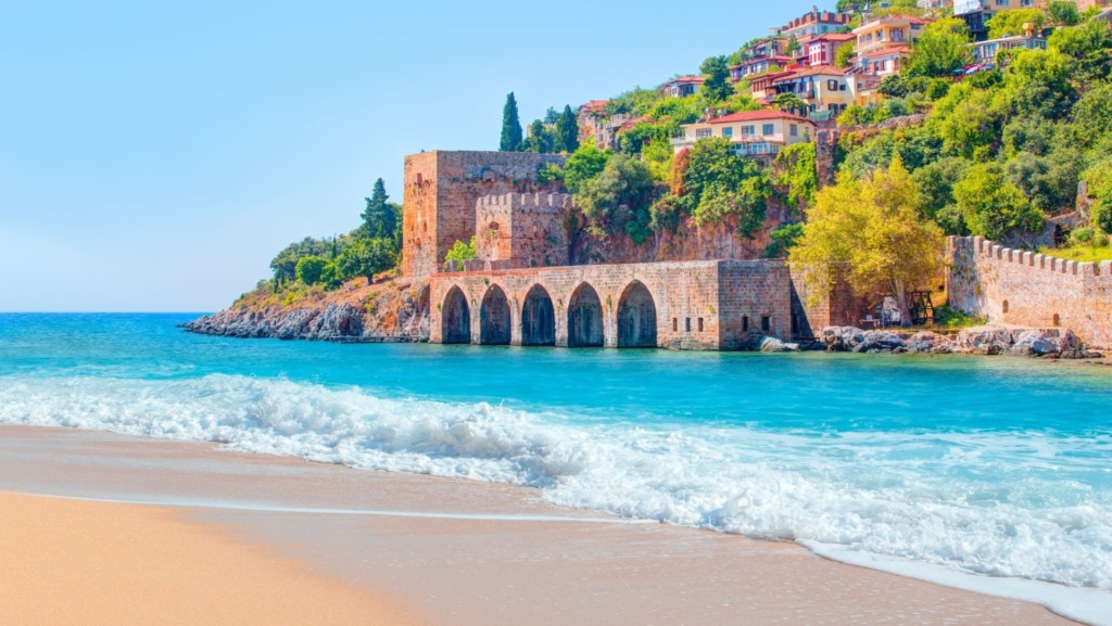 Пляж вблизи Красной Башни в Аланье