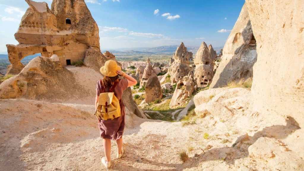 Долина с “дымоходами фей” близ крепости Учхисар, Каппадокия.