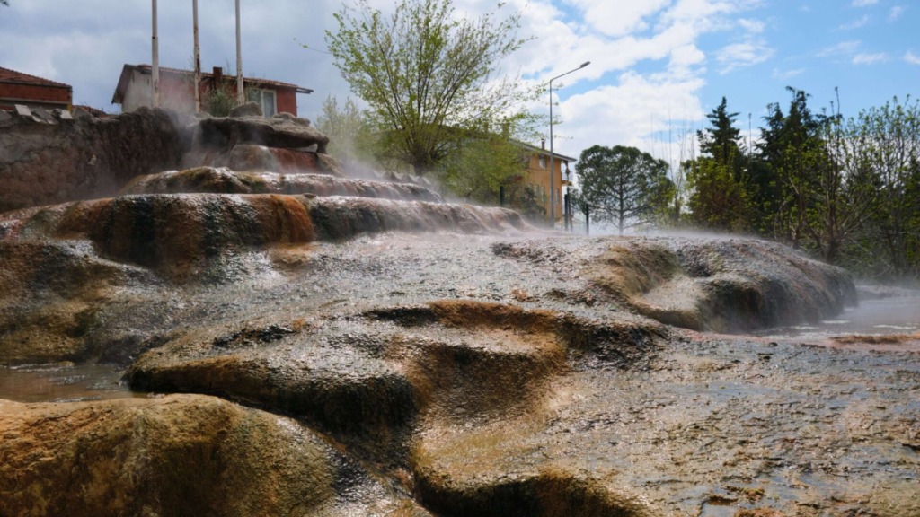 Горячие источники в деревне Карахаит.