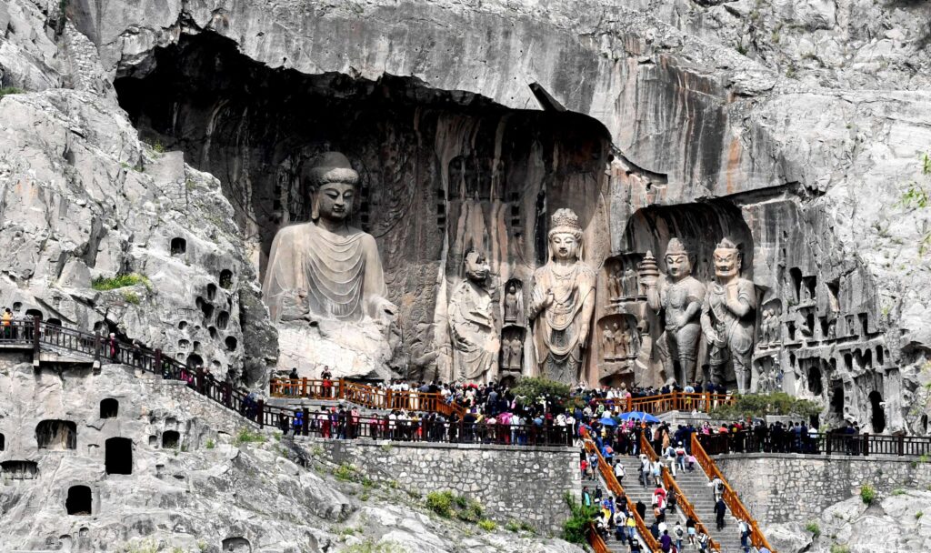 Гроты Лунмэнь в Лояне, провинция Хэнань.