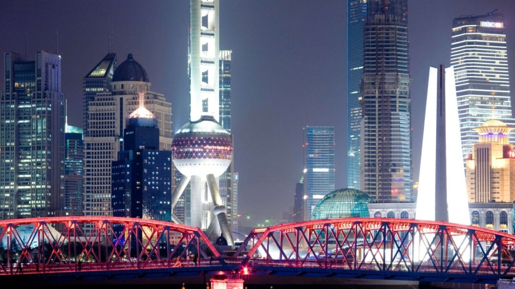 Подсвеченный мост Вайбайду, финансовый район Луцзяцзуй, телебашня «Восточная жемчужина».