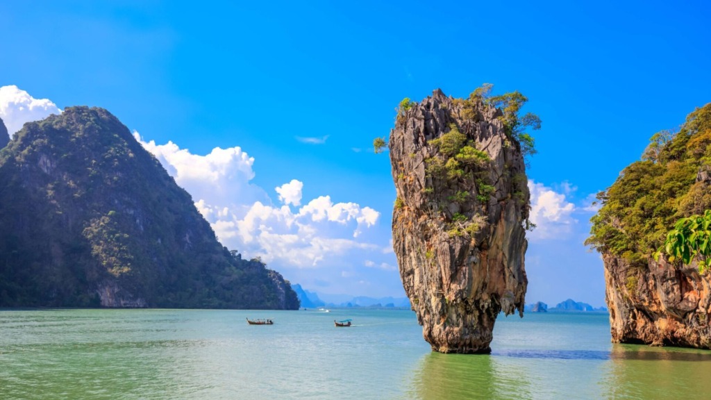 Туристы наблюдают за островом Джеймса Бонда с лодок.