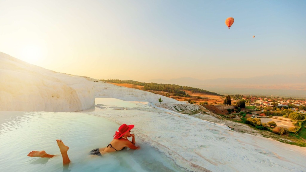 Туристка купается в природном бассейне турецкого курорта Памуккале.