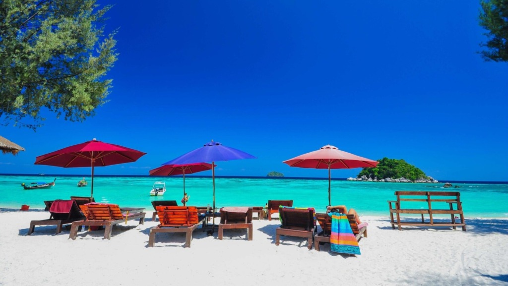 Пляж Санрайз-Бич с белоснежным песком и бирюзовой водой.