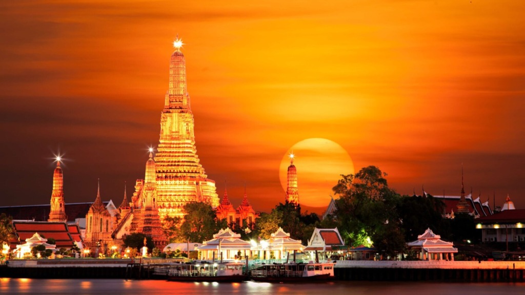 Ват Арун во время заката солнца.