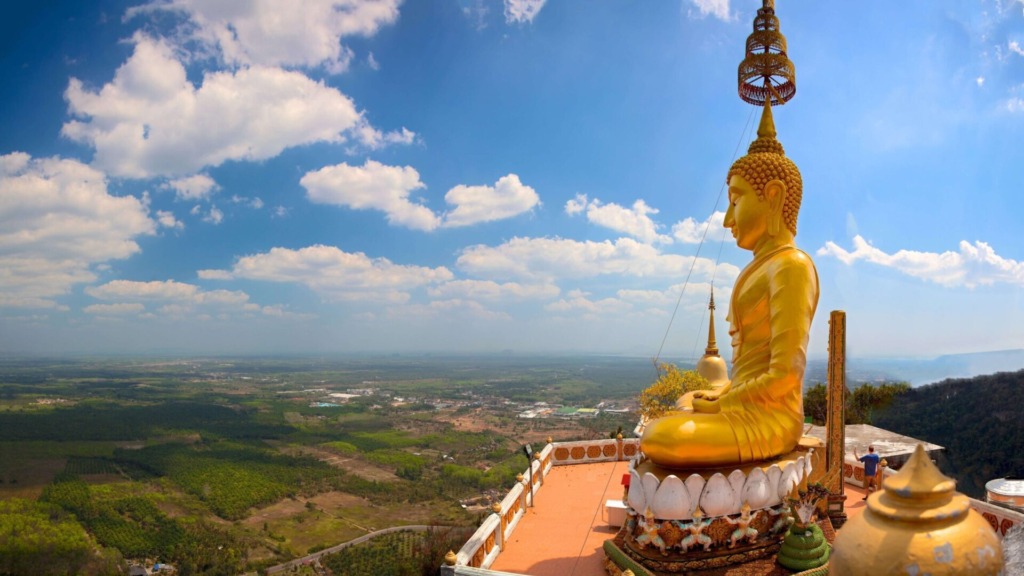 Статуя Будды на вершине горы, Ват Там Суа.