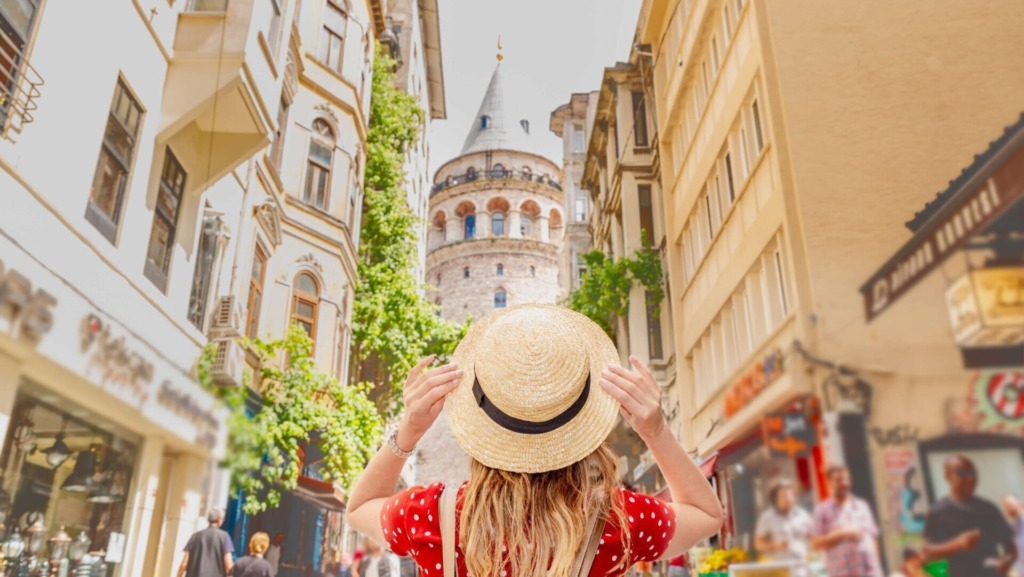 Вид на башню Галата в районе Бейоглу, Стамбул.