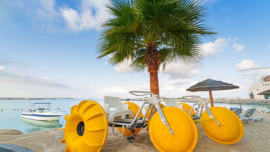 Желтые катамараны на побережье Персидского залива