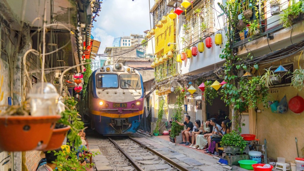 Знаменитая железнодорожная улица в Ханое.