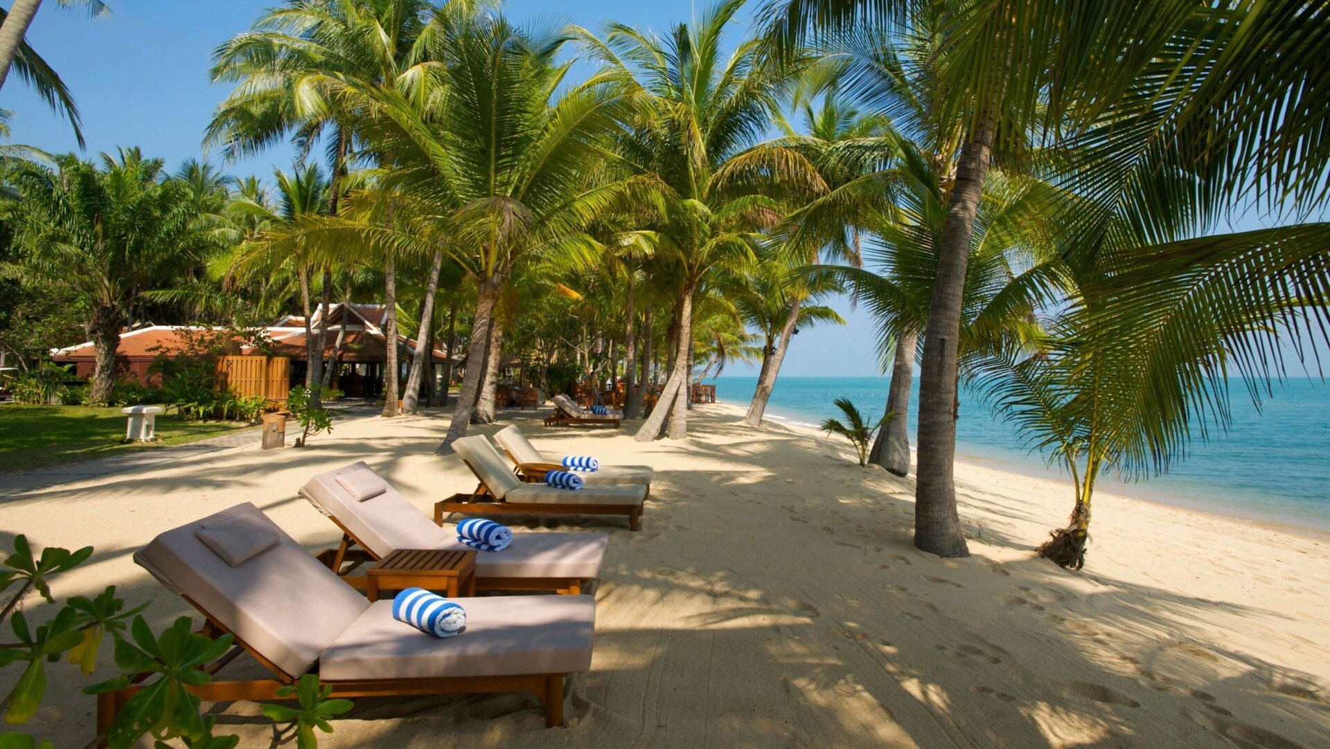 Зона отдыха отеля Santiburi на пляже Маенам.