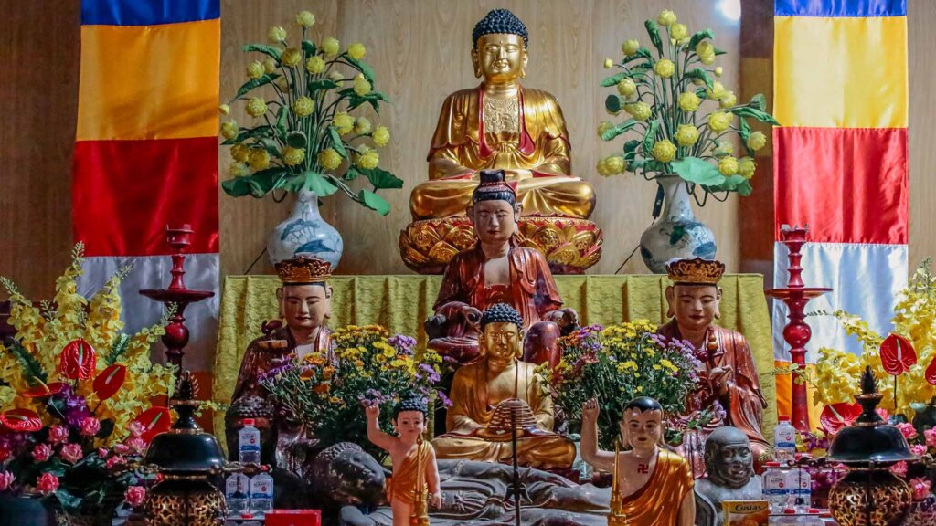 Алтарь в буддийском храме