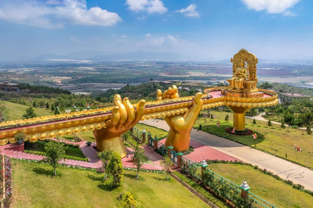 Духовно-культурный центр и буддийский храм Самтен-Хиллз в Далате. 