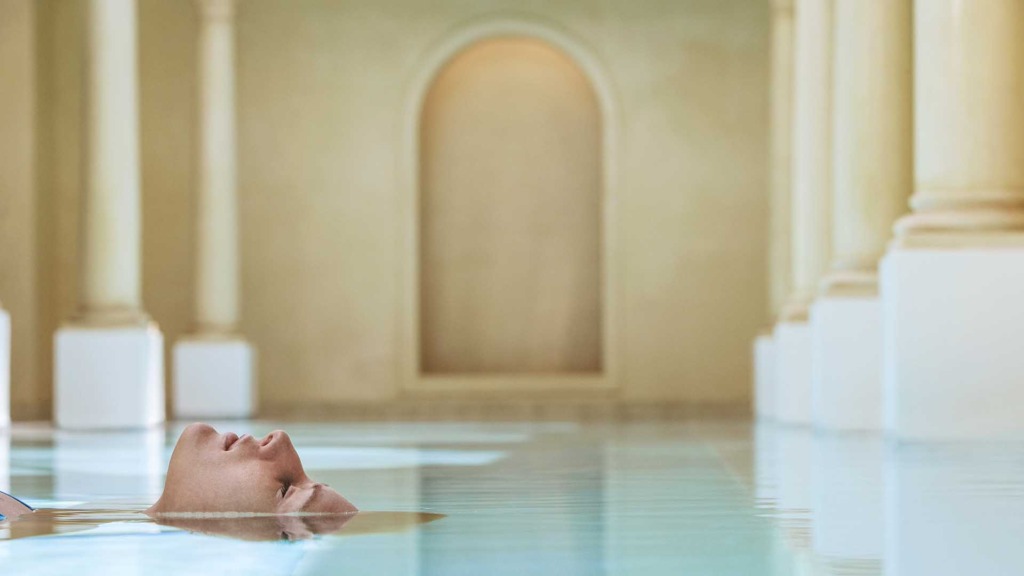 девушка в бассейне с морской водой