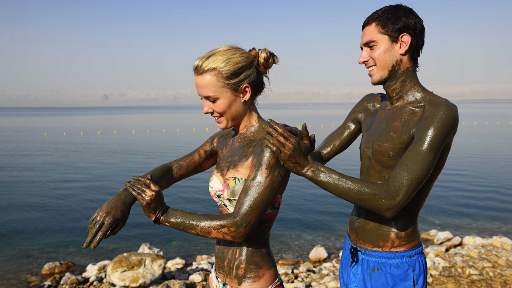 Туристы на месторождении целебных грязей