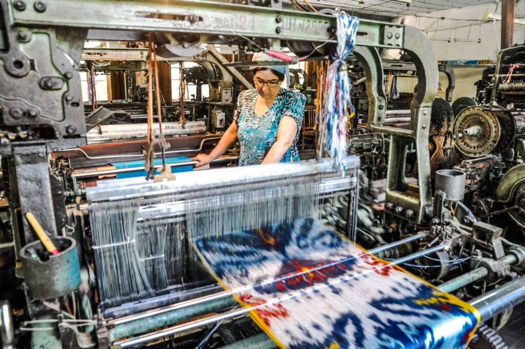 Изготовление шелка на фабрике в Маргилане.