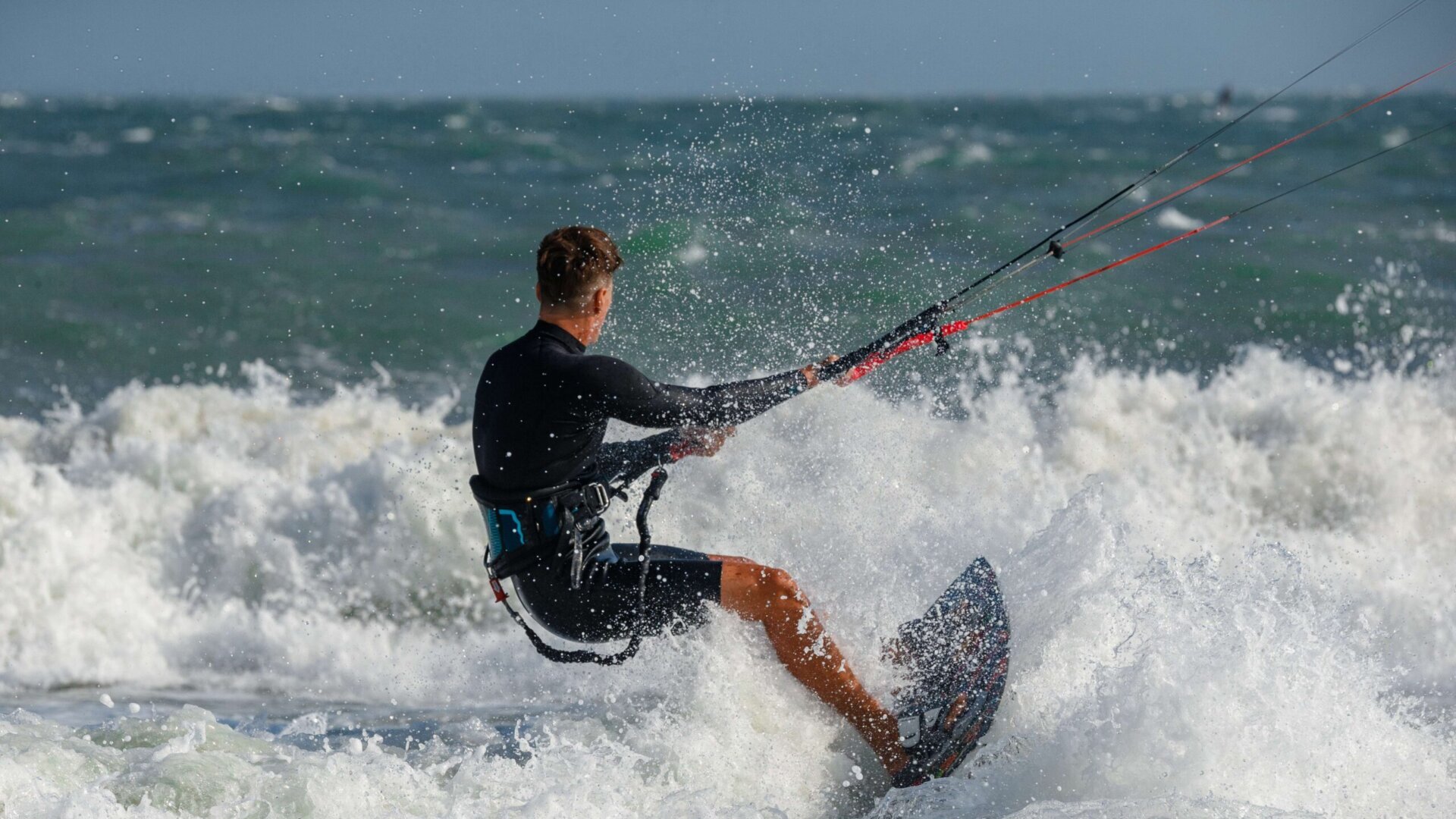 Кайтсерфинг на морских волнах на пляже Муйне, Фантхьет. 