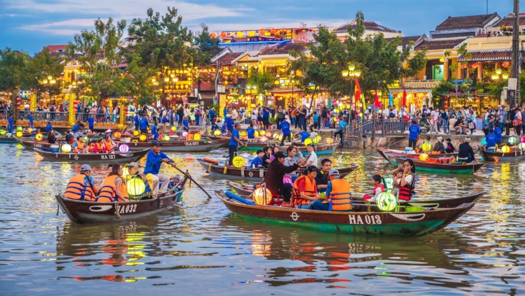 Лодки с туристами на реке Тху Бон в Хойане