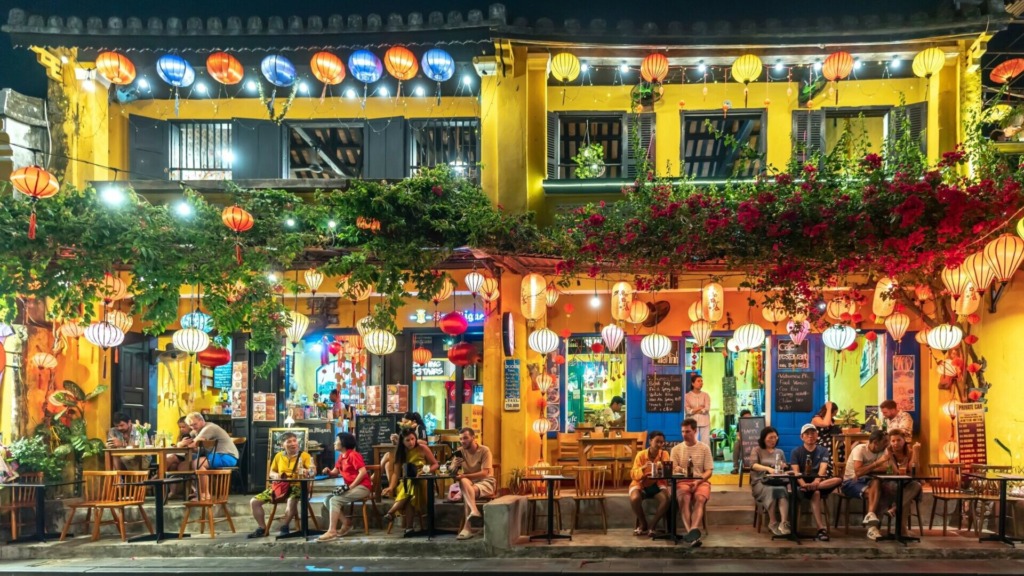 Ночная жизнь в старых кварталах Хойана