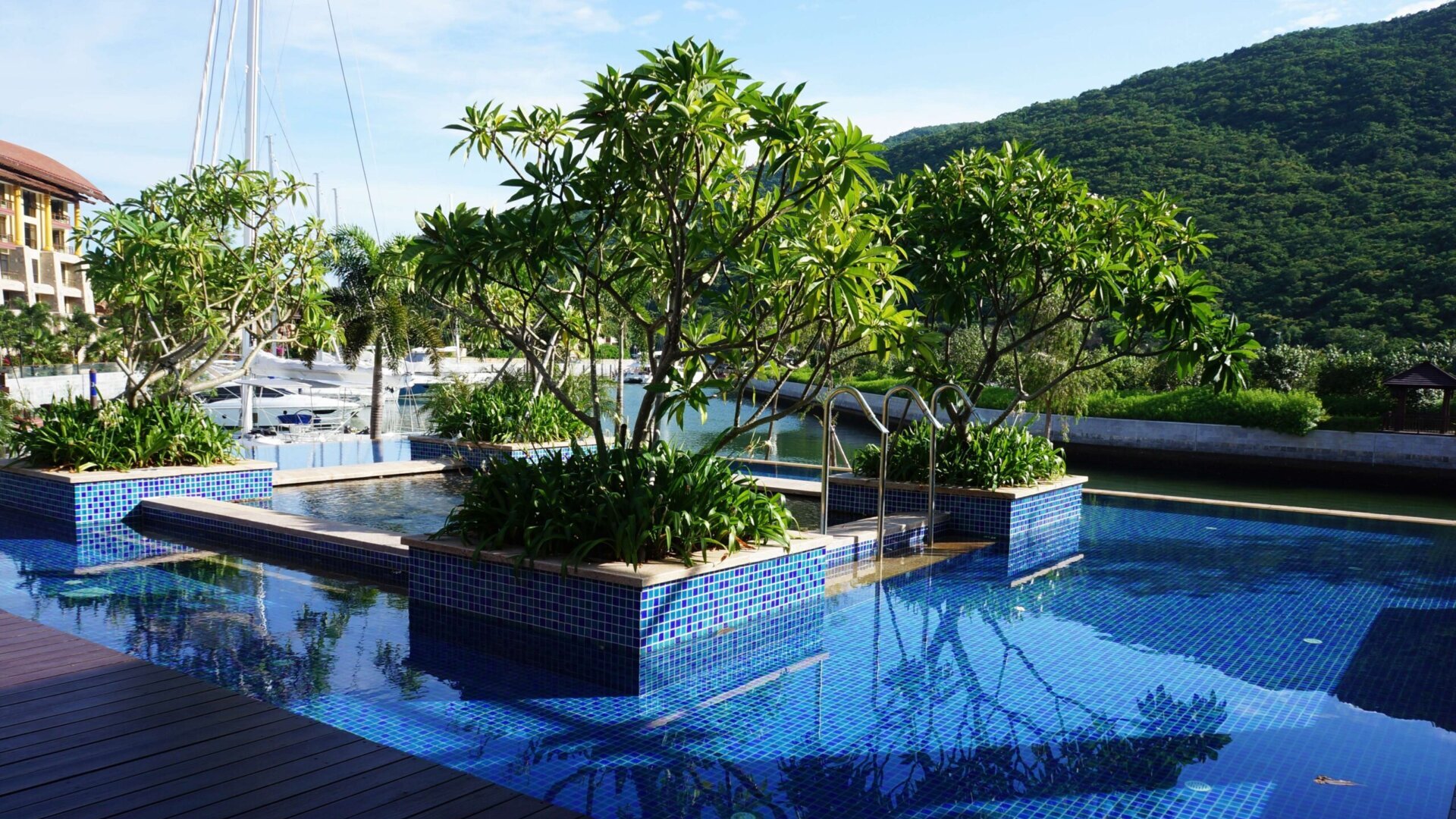 Бассейн в отеле The St. Regis Sanya Yalong Bay Resort. 